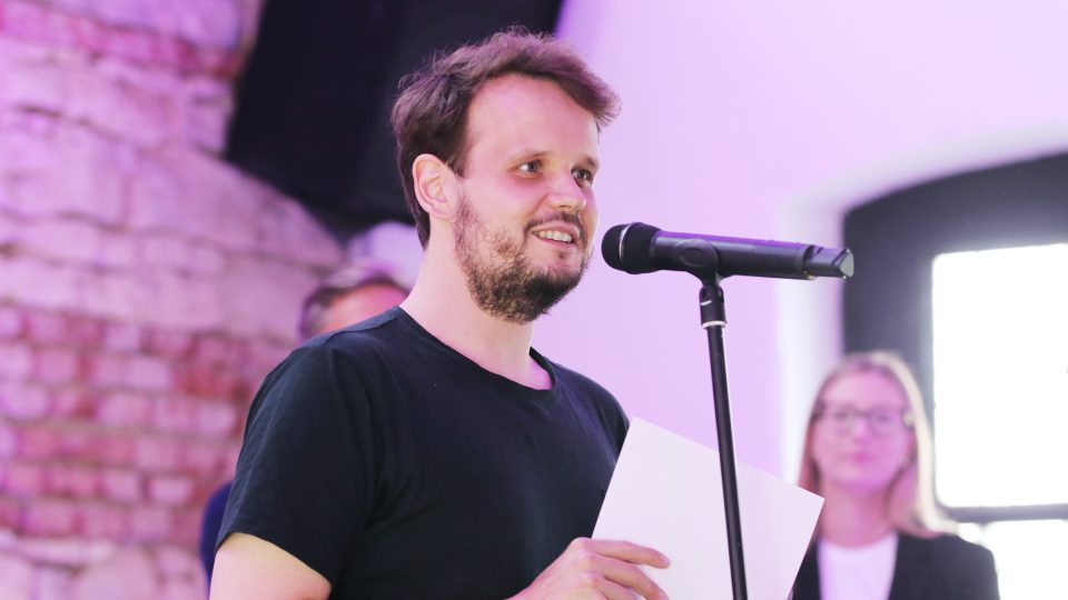Petr Bouška přebírá cenu v kategorii Osobní rozvoj a vzdělávání za podcast Balanc