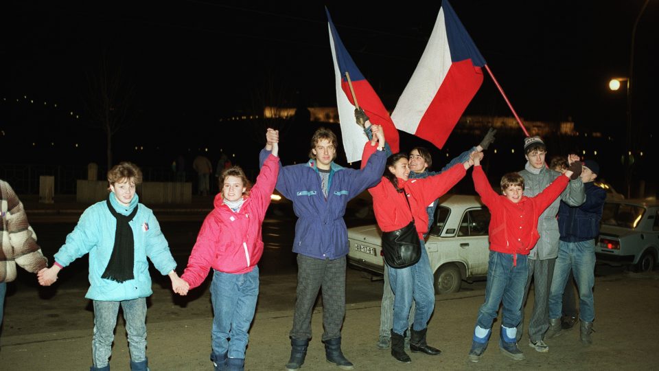 Protest v prosinci 1989 za zvolení Václava Havla prezidentem. Mezi další požadavky demonstrantů patřily svobodné volby s pluralitní soutěží politických stran