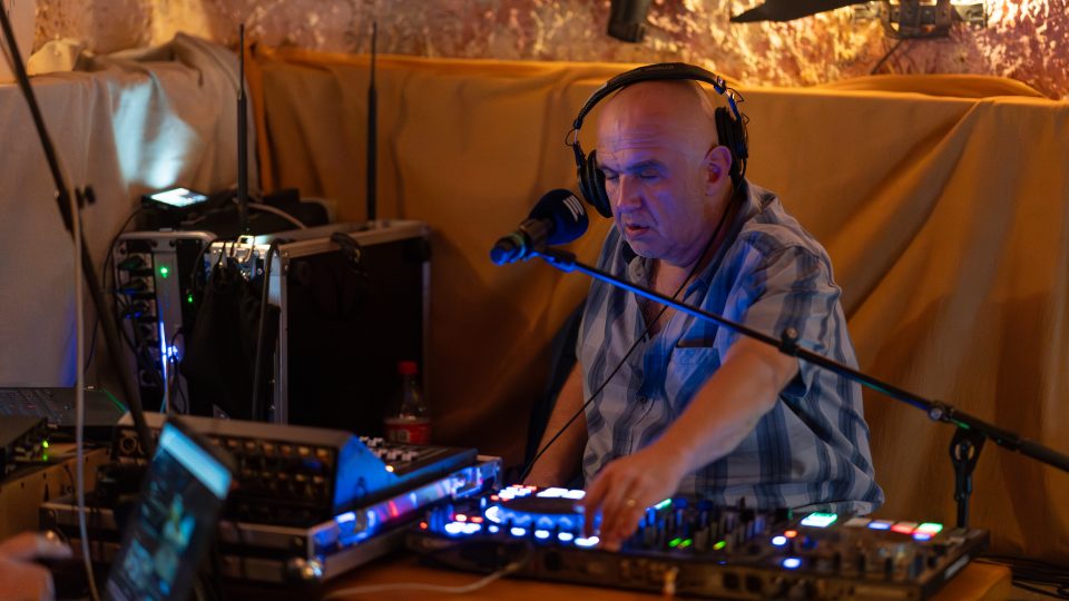DJ Maceo během Grundfunk live v klubu Čarodějka v Havlíčkově Brodě