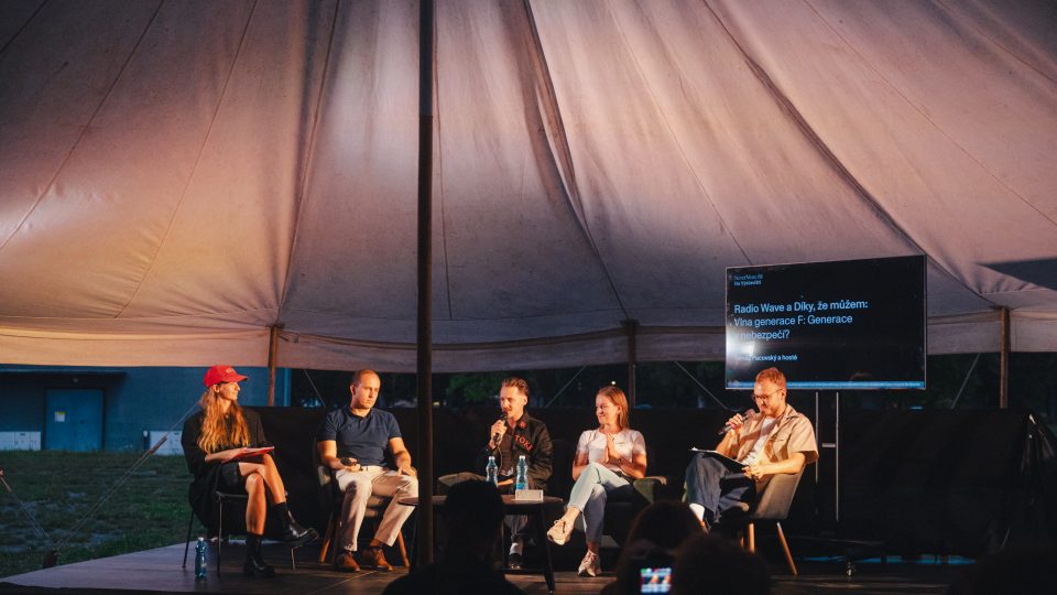 Třetí díl speciálu publicistického pořadu Vlna se zaměří na bezpečnostní krizi. Poslechněte si záznam z debaty na pražském festivalu Nevermore68 | foto: Díky, že můžem Třetí díl speciálu publicistického pořadu Vlna se zaměří na bezpečnostní krizi. Poslechněte si záznam z debaty na pražském festivalu Nevermore68