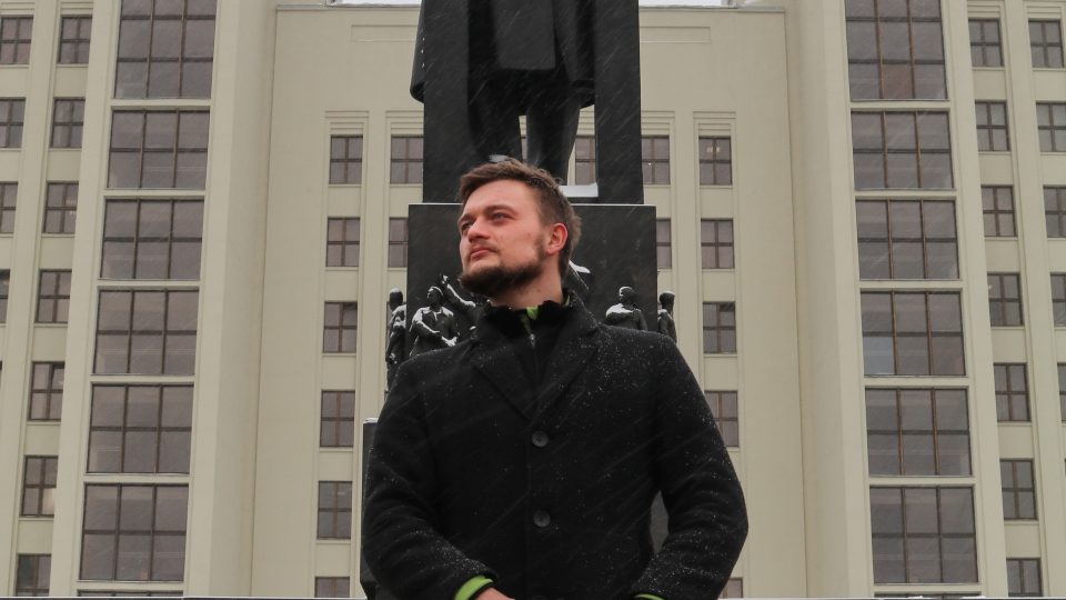 „Někdo sbírá motýle, někdo sochy Leninů. Ironicky se fotím u každé jeho sochy, kterou potkám – a že jich ve východní Evropě je! Proč? Protože je naprosto bizarní, že zde stále ještě stojí,“ říká Tony Danilov