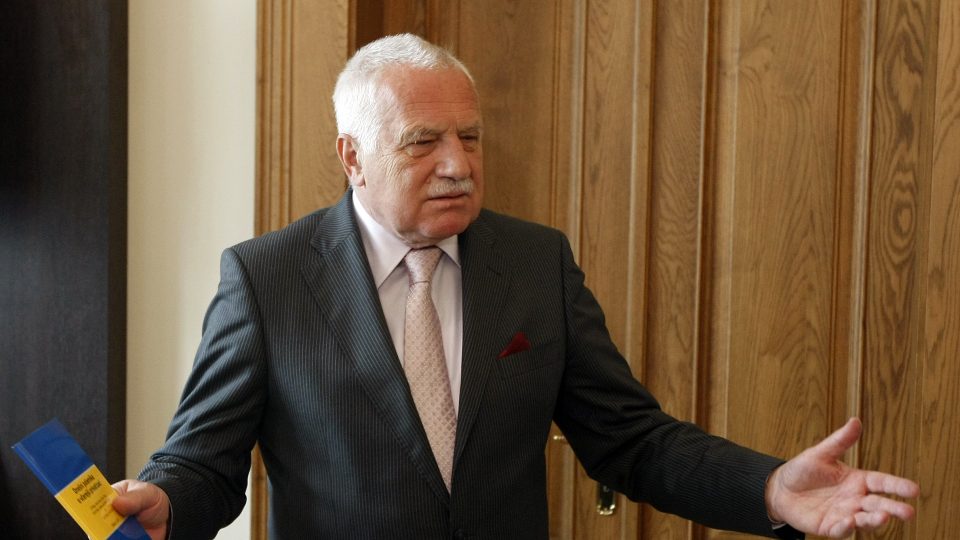 Václav Klaus s knihou Dnešní polemika o včerejší privatizaci