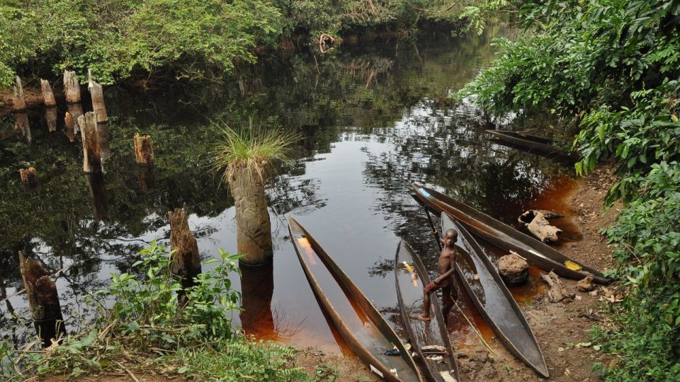 Kongo: pirogy a torzo koloniálního mostu
