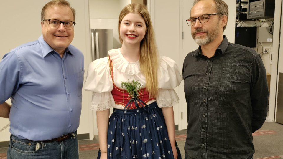 Miroslav Pfann s panem Dvořákem a jeho dcerou, jejichž předkové jsou z Borové u Poličky. Dcera byla před třemi lety českou královnou krásy v USA