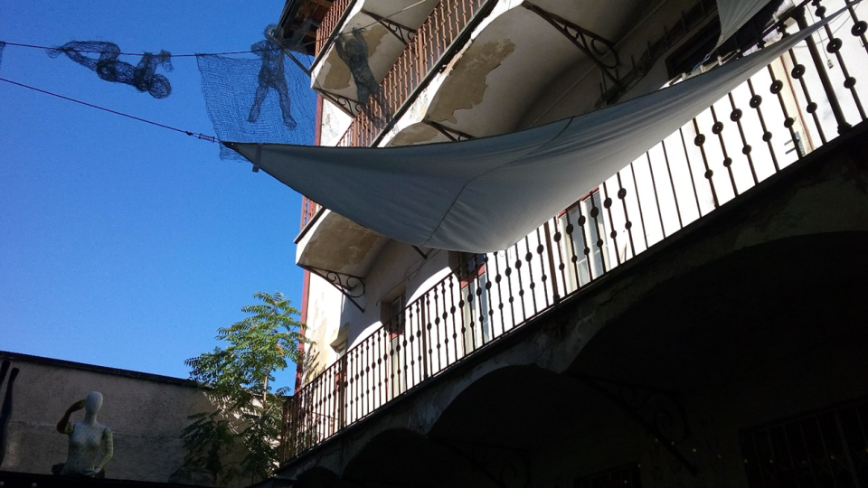 Iniciativa Barák působí v dlouho nevyužívaném pavlačovém domě vedle stanice metra Florenc
