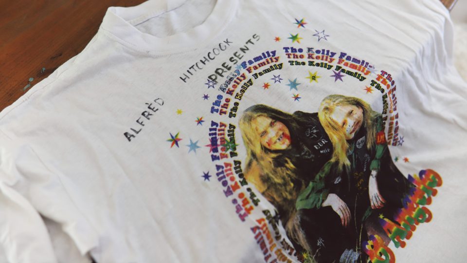 Tričko zapůjčené od partnera s DIY zombie verzí Kelly Family