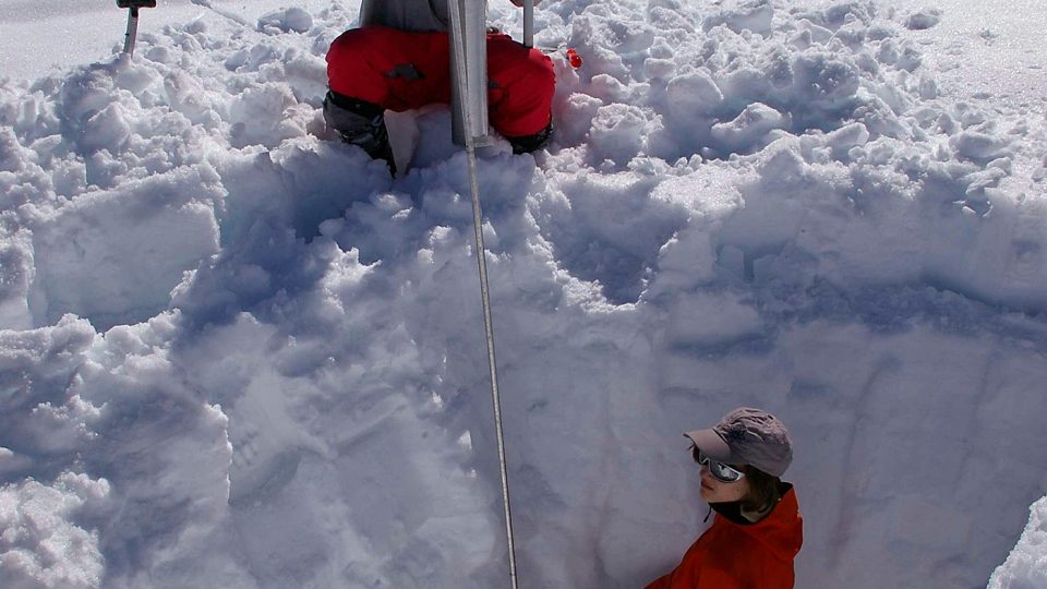 Měření sněhového profilu ve švýcarském Furkapassu
