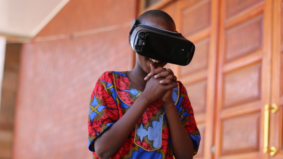 Jiří Pasz ukazoval dětem v zambijském slumu virtuální realitu