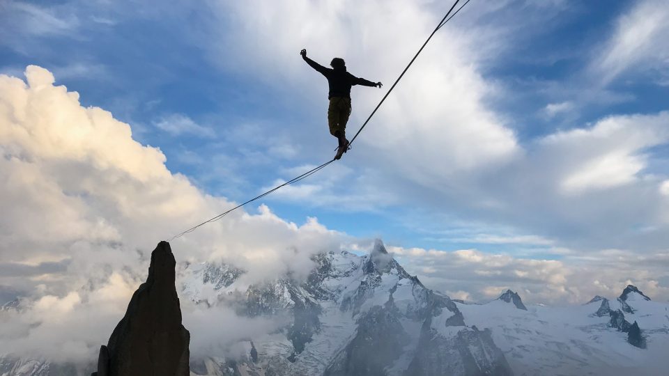 Danny Menšík na „lajnách“ mezi vrcholy nad Chamonix, v oblíbené Itálii i v Českém ráji