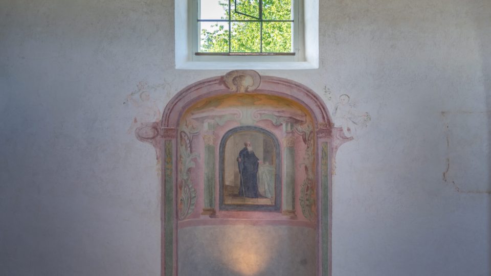 Interiér kaple na suchdolském hřbitově