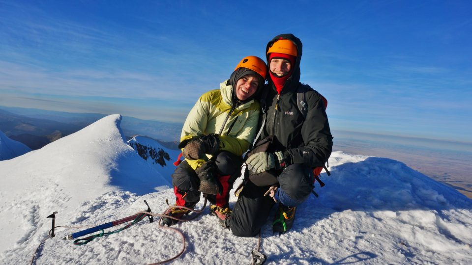 Z cest Kateřiny Krejčové. S Petrem Ptáčníkem na vrcholu šestitisícovky Huayna Potosí (6088 m), Bolívie