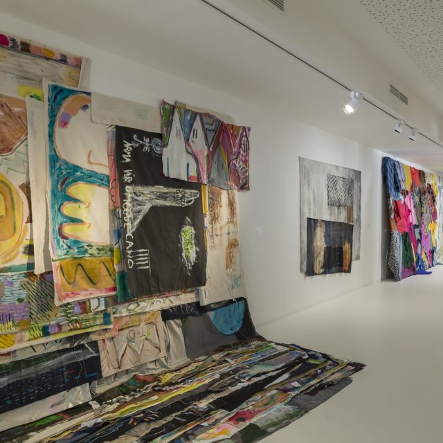 Z výstavy Pocta suknu: Textil v kontextu umění | foto: Ondřej Přibyl,  Nadační fond 8smička