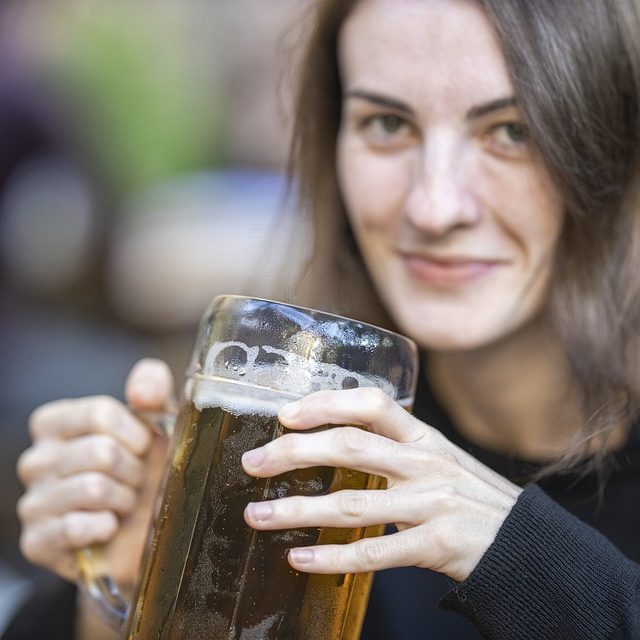 Žena filmového kritika díky své venkovské odolnosti ve zhýčkané Praze slyšela už mockrát obdivné: „Ty chlastáš,  jako bys byla chlap!“ | foto: Pixabay,  CC0 1.0