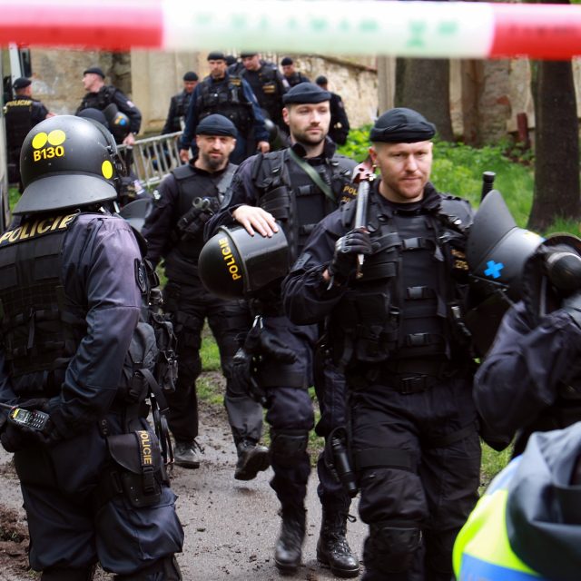 Část policistů se připravovala k odchodu | foto: Láďa Bruštík