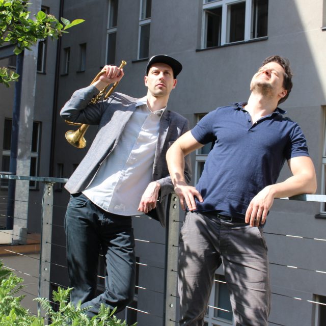 Vít Schmarc a Aleš Stuchlý mají do Cannes tuxeda sbalená,  nahrávadla nabitá,  špičáky nabroušené a selátka opečená | foto: Martina Pavloušková