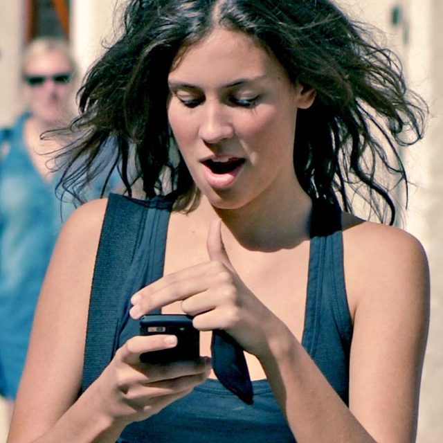 Cítíte se nervózní,  když u sebe zrovna nemáte telefon? | foto:  CC BY-SA 2.0,   Antoine K