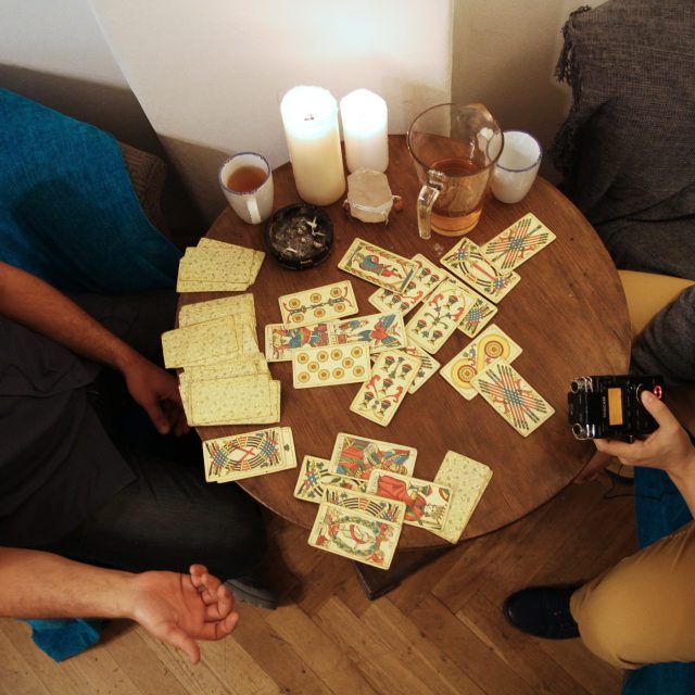 Petr Bouška si nechává vykládat karty od Janka Šmejkala | foto: Barbora Linková,  Český rozhlas