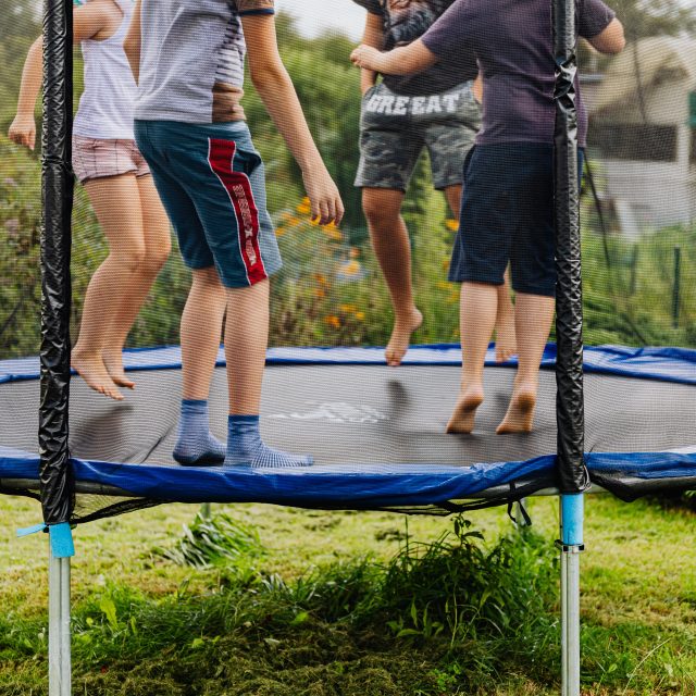 Začíná doba letních úrazů. Pediatrička v Houpačkách mimo jiné popisuje,  proč je pro malé děti nebezpečná trampolína | foto: Karolina Grabowska,  Pexels,  Licence Pexels