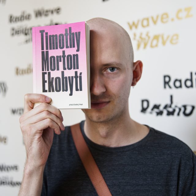 Ondřej Trhoň držící knihu Timothy Morton Ekobytí | foto: Tomáš Berný,  Český rozhlas