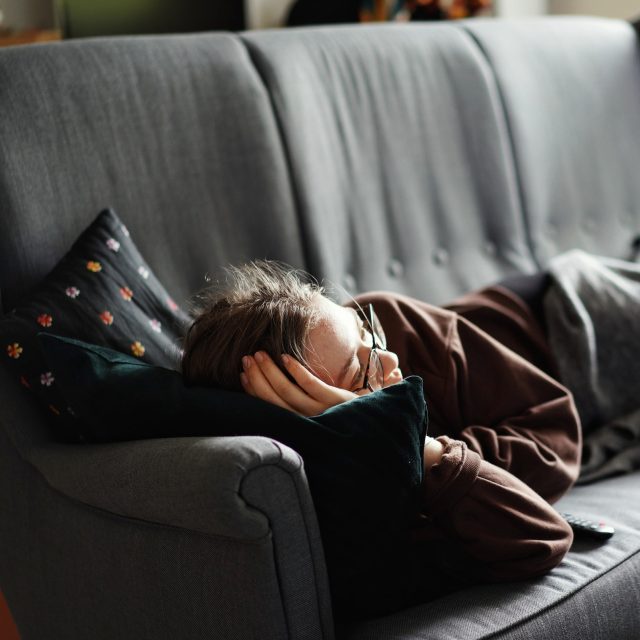 Někteří lidé chtějí mít věci pořád pod kontrolou,  jiné neustálé rozhodování unavuje a radši nechají vybírat druhé. Jak to máte vy a jste s tím spojení? | foto: Adrian Swancar,  Unsplash,  Licence Unsplash