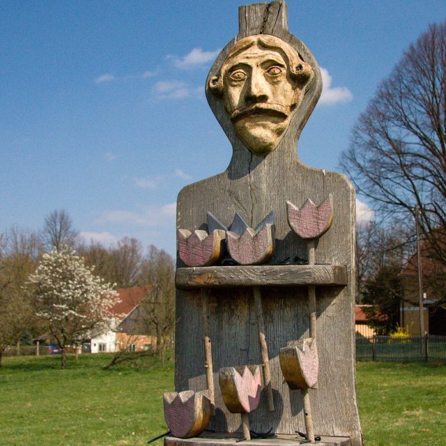 Zahradník. I jeho práce byla nezbytná k tomu,  aby se v domě rodina dobře zabydlela | foto: Jaroslav Hoření,  Český rozhlas