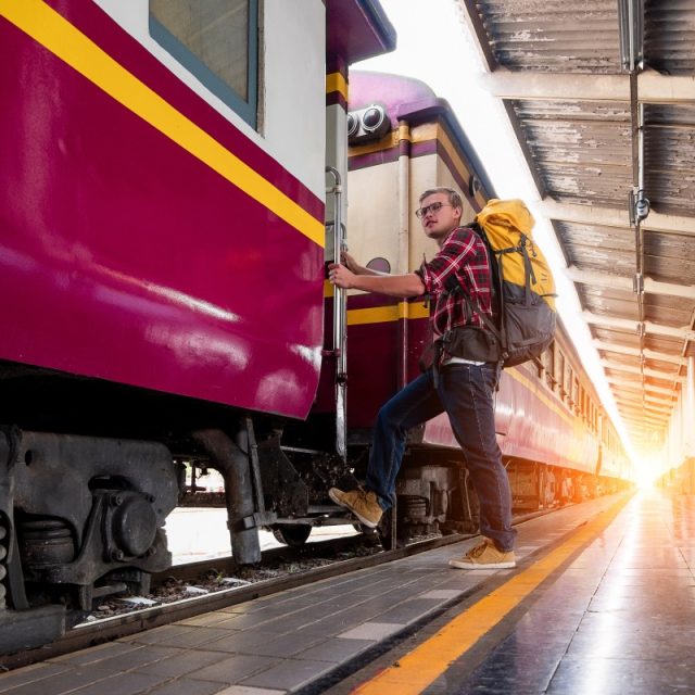 Vlak,  muž | foto: pxhere,  CC0 1.0