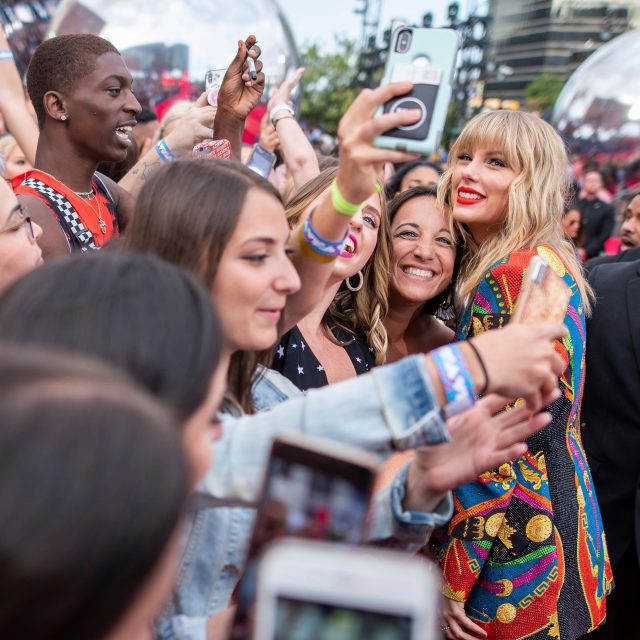 Zpěvačka Taylor Swift s fanoušky | foto: Profimedia