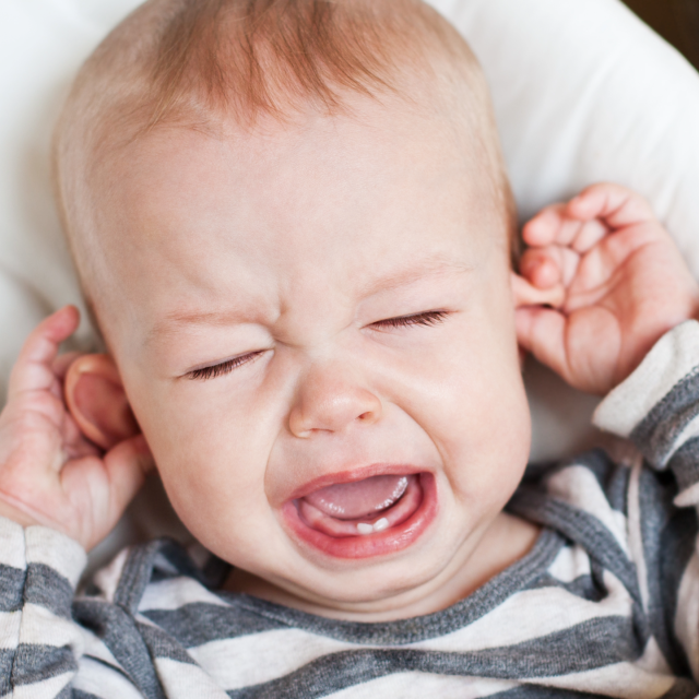 Jak poznat u malých dětí zánět středního ucha?  (ilustrační foto) | foto: Adobe Stock