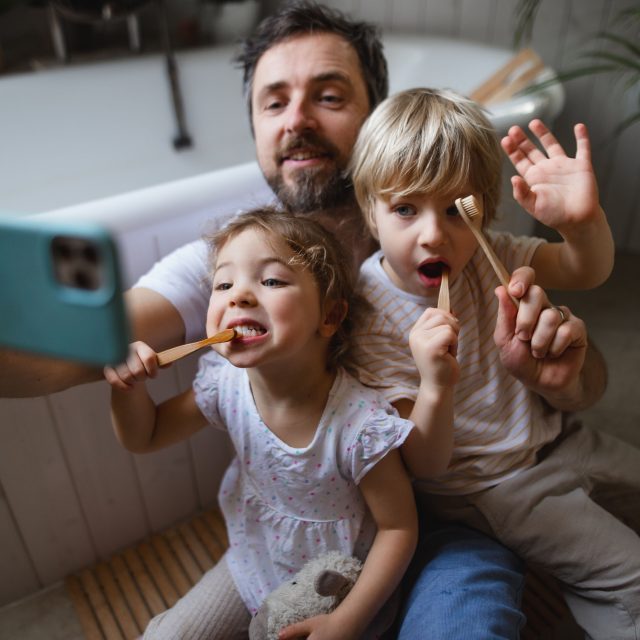„Dospělí by měli dětem pomáhat s čištěním do dvanácti let. Dentální hygiena se hodí každému dítěti,  žádný malý pacient nemá excelentní zubní hygienu,  jeho manuální zručnost ještě není dostatečná, “ říká stomatoložka | foto: Profimedia