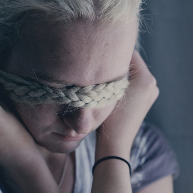 smutná dívka - týrané dítě | foto: Unsplash,  CC0 1.0