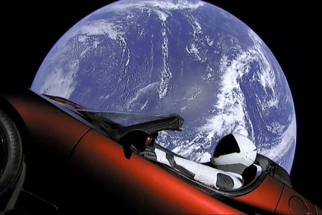 Kontroverzi vyvolalo i to,  že Musk ve Falcon Heavy do vesmíru poslal místo obvyklého testovacího betonového kvádru elektromobil Tesla Roadster. V autě seděla naleštěná figurína kosmonauta,  na palubce svítil nápis ze Stopařova průvodce po galaxii | foto: ČTK