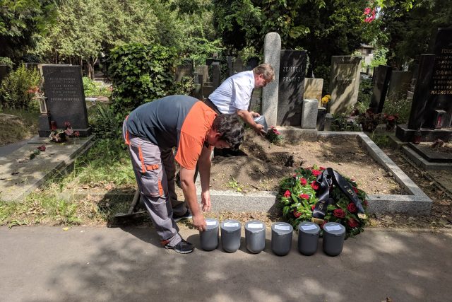 Osamělé lidi a bezdomovce pohřbívá Praha 7 na hřbitově a s obřadem,  jinde jen rozsypají popel | foto: Petr Bouška,  Český rozhlas
