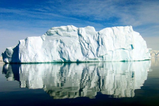 Ledovec poblíž Antarktidy | foto:  National Science Foundation,  Jeffrey Kietzmann