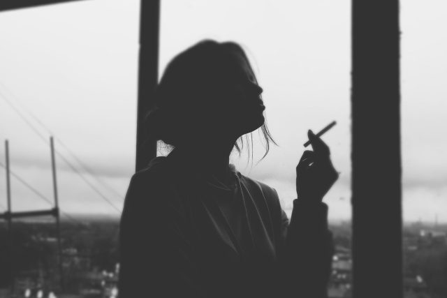 žena s cigaretou,  smutek,  výčitky,  cigareta | foto: Pexels,  CC0 1.0