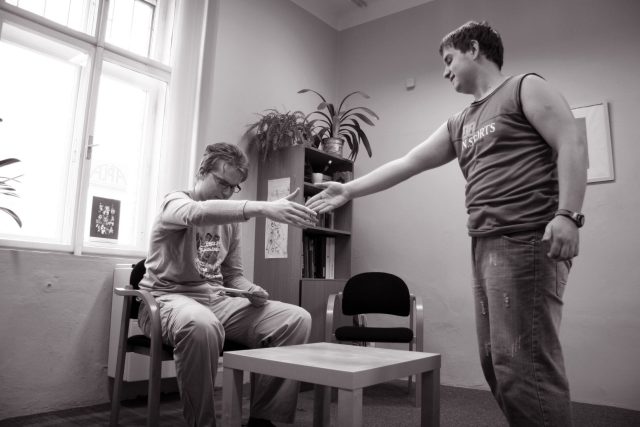 Lidé s Aspergerovým syndromem běžné sociální konvence nechápou,  musejí se je učit | foto:  Asociace pomáhající lidem s autismem