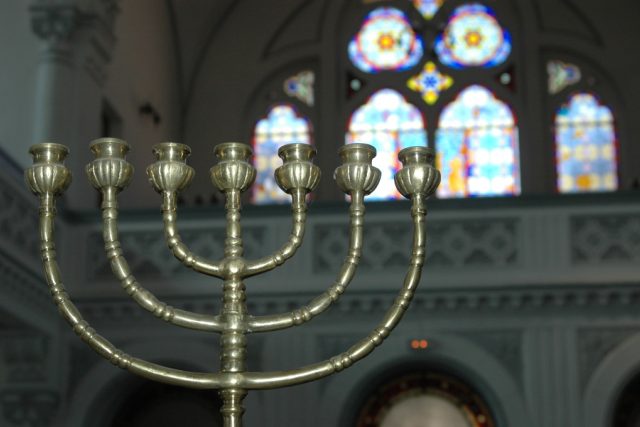 Sedmiramenný svícen  (menora) v synagoze v Brašově | foto: Jana Šustová,  Český rozhlas
