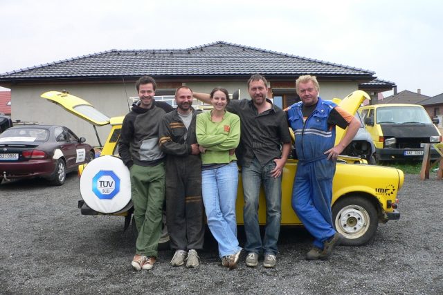 Část posádky s automechaniky při přípravách cesty | foto: Jana Káninská