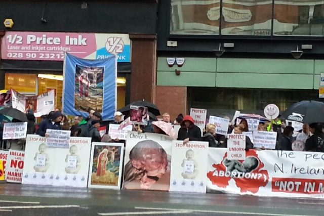 Otevření první interrupční kliniky v severoirském Belfastu doprovázejí demonstrace | foto: Jiří Hošek