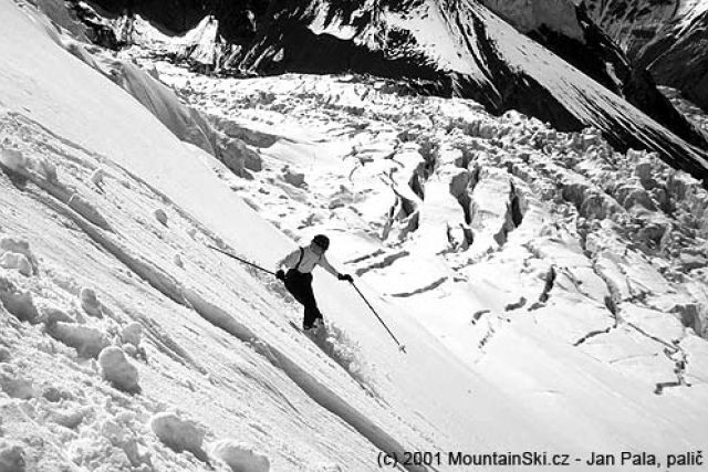 Alice Korbová dělá první oblouk v neporušeném sněhu v dolní části severní stěny Piku Lenina  (7134 m) ve výšce asi 4600–4700 metrů | foto: Jan Pala