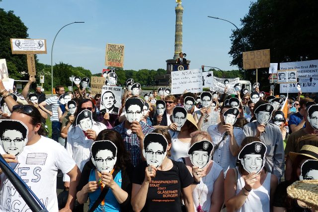Protesty proti sledování NSA  (protestující mají masky Edwarda Snowdena a Bradley Manninga) .jpg | foto: Mike Herbst,  Creative Commons ShareAlike 2.0 Generic