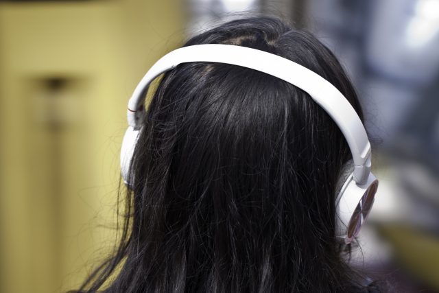 Poslouchat hudbu - sluchátka | foto: Creative Commons Attribution-Share Alike 2.0 Generic,  Sascha Kohlmann