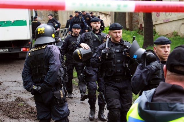 Část policistů se připravovala k odchodu | foto: Láďa Bruštík