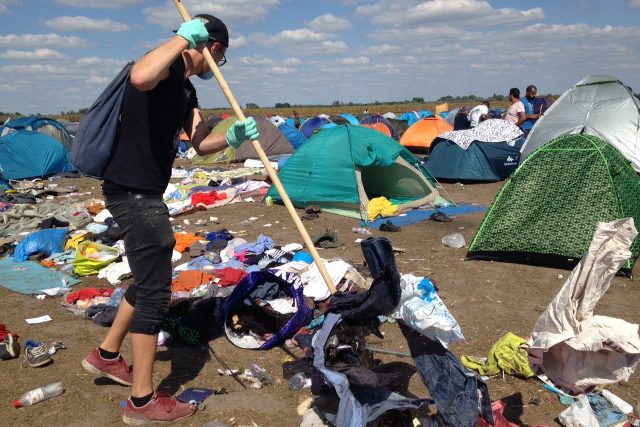 Německý dobrovolník v Röszke na maďarsko-srbské hranici uklízí odpadky,  které tu zbyly po tábořících uprchlících | foto: Ľubomír Smatana,  Český rozhlas