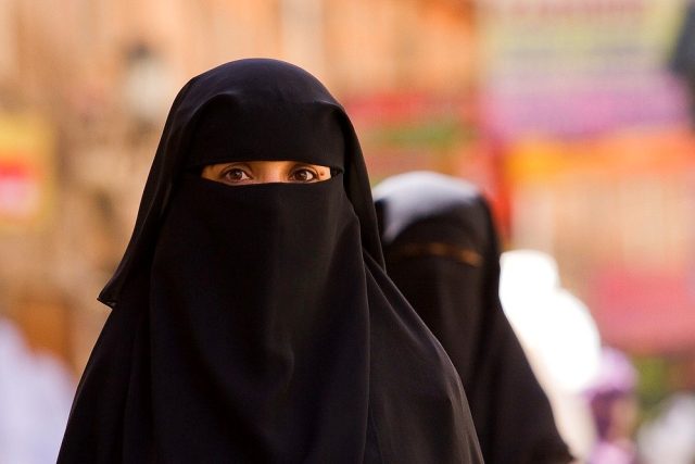 Žena v nikábu - fundamentalismus - islám | foto: Creative Commons Attribution-NonCommercial-ShareAlike 2.0 Generic,  Francesco Veronesi