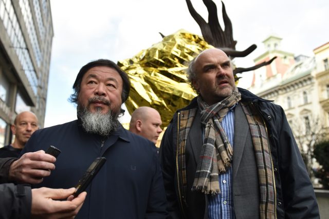 Čínský umělec Aj Wej-wej a ředitel Národní galerie Jiří Fajt | foto: Filip Jandourek