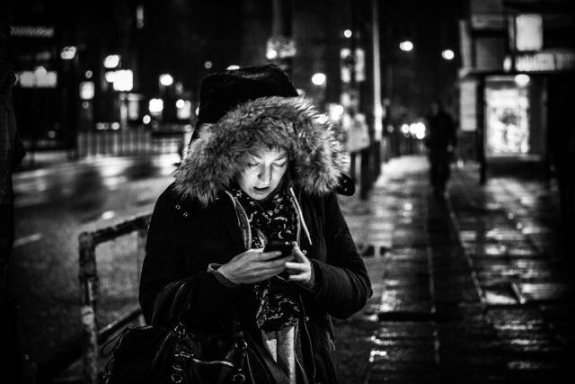 Žena s telefonem | foto: Sascha Kohlmann,  Creative Commons Attribution-ShareAlike 2.0 Generic  (CC BY-SA 2.0)