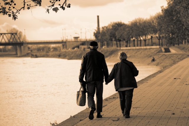 „Pro dobré stáří jsou nejdůležitější mezilidské vztahy, “ říkají socioložky  | foto: Creativ Commons Attribution-NonCommercial 2.0 Generic,   frkasb