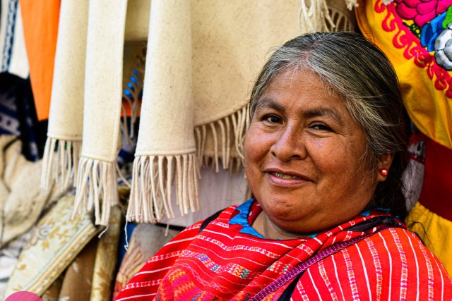 Spolupráce s etnikem Triquis na tématu wipiles – jejich tradičních červených oděvů | foto: Eva Kubátová