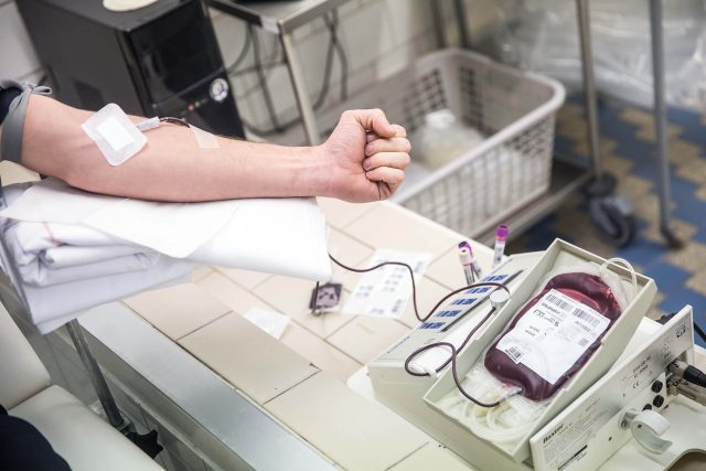 Pokud člověk přijme transfuzí jinou krevní skupinu než tu svou,  imunní systém na darované krvinky zaútočí a zabije je | foto: HZS Královéhradeckého kraje