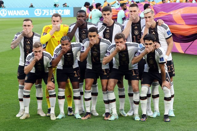 Německý národní tým si na mistrovství v Kataru před zápasem s Japonskem na protest zakryl ústa | foto: Profimedia
